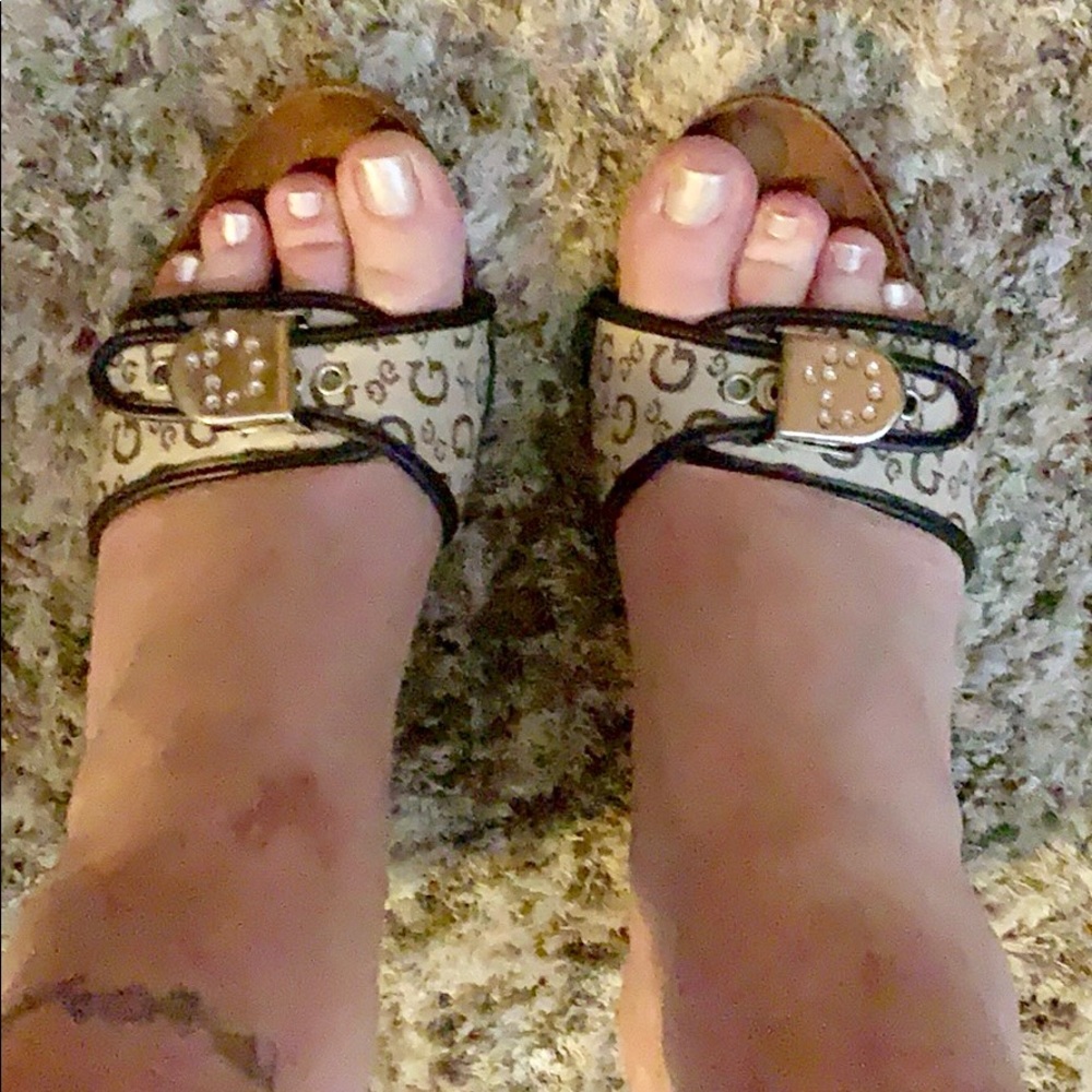 GUESS SIGNATURE STUDDED HEELS, Made in Italy, US 9